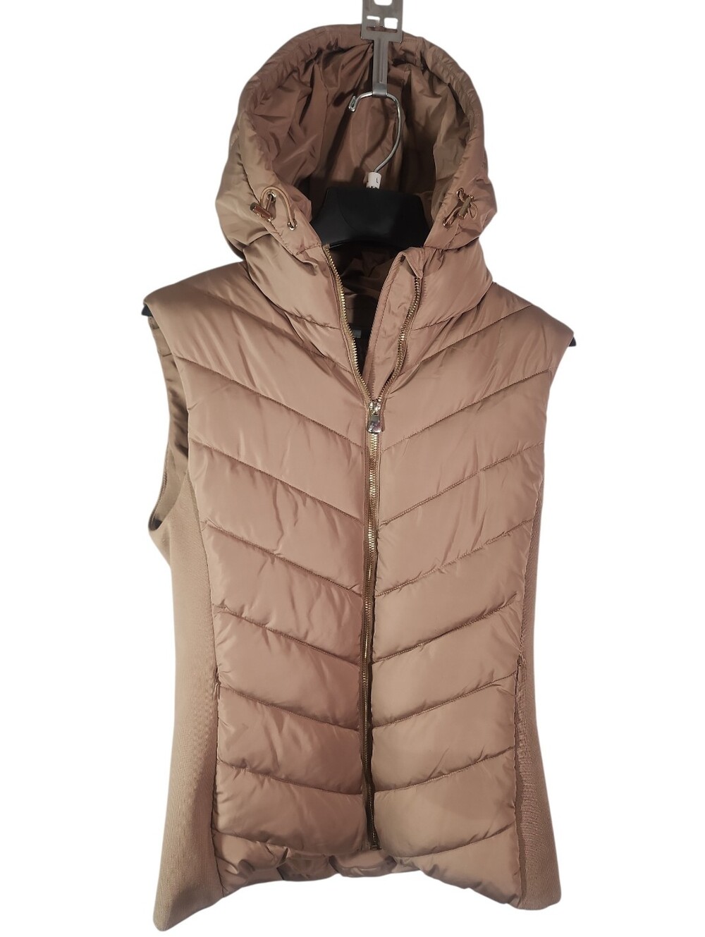 Zara Fitted Hooded Puffer Vest Taupe Tan Chevron Quilted Gilet. M
